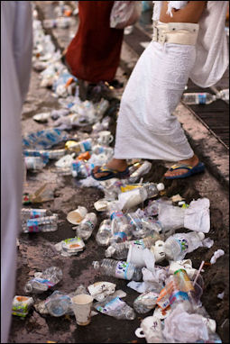 20120509-life hajj Trash_everywhere.jpg